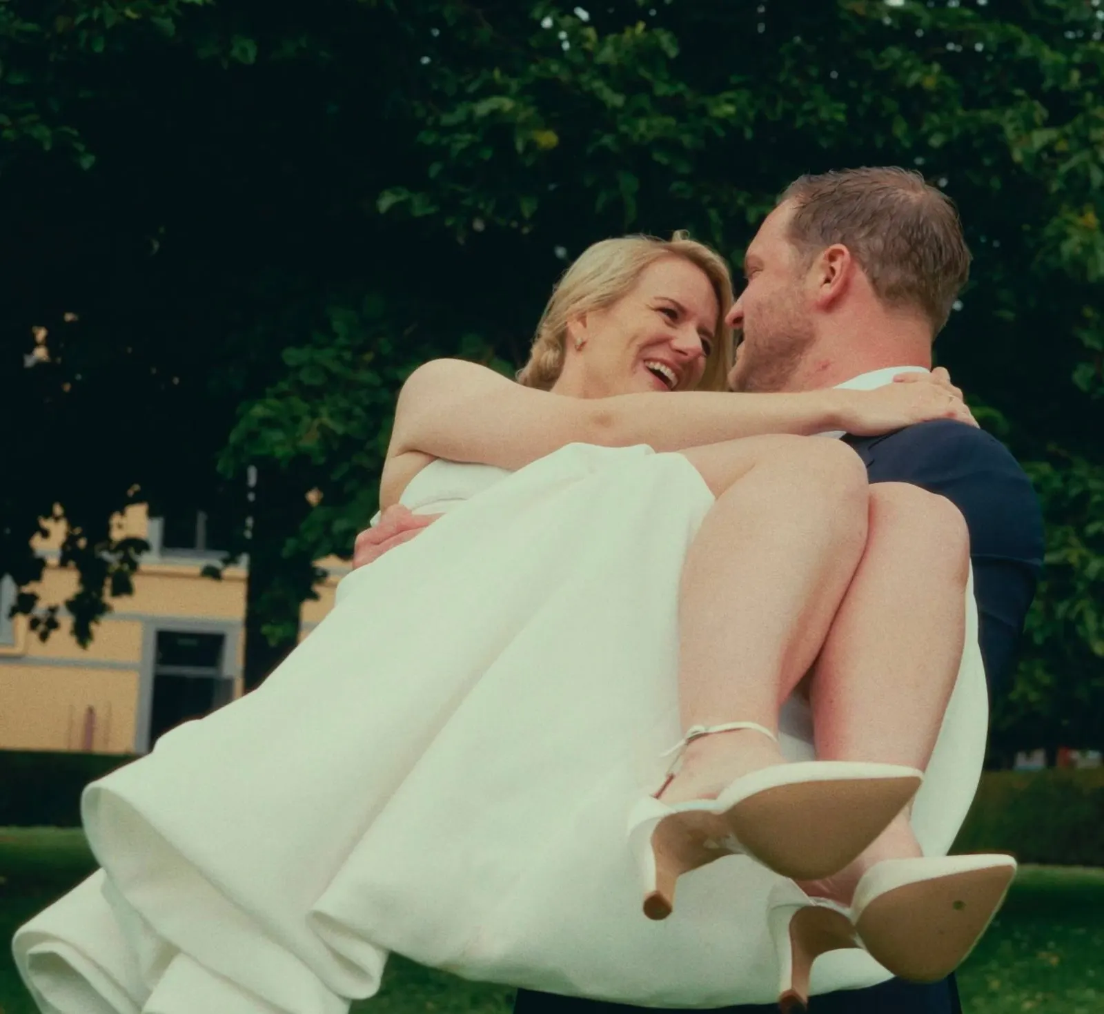 Claire en Thomas op hun trouwdag
